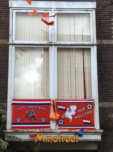 716557 Fotopaneeltje, met een afbeelding van de voetbalversiering op een venster in de Minstraat te Utrecht. De ...